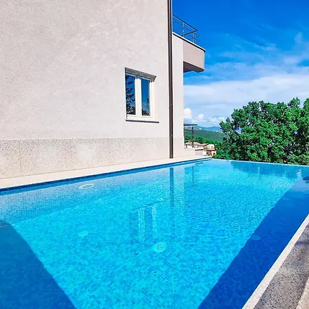 Manuela أوباتيا